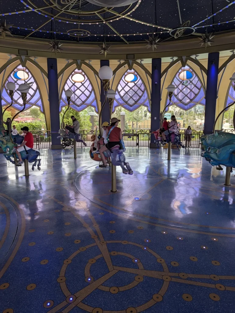Interior do Constellation Carousel em movimento, no Celestial Park do Universal Epic Universe. Foto própria, 2026.