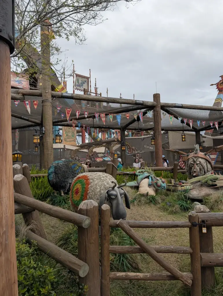 Ovelhas de treinamento e dragões cenográficos na Isle of Berk do Epic Universe