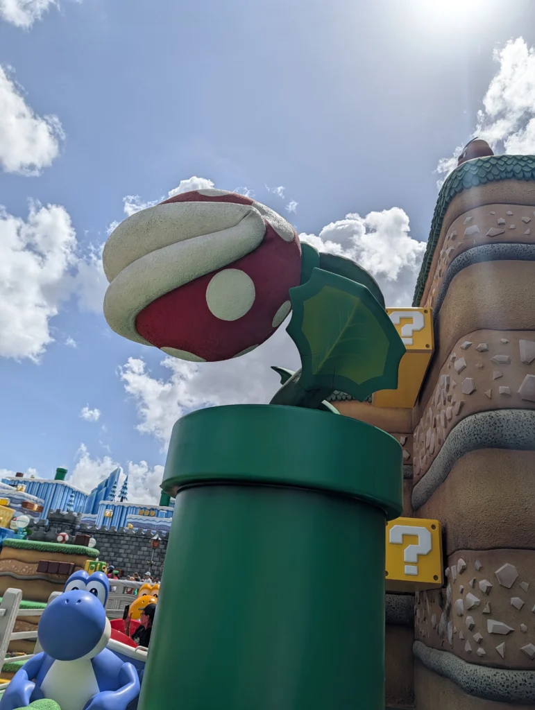 Piranha Plant gigante saindo de um tubo verde na Super Nintendo World