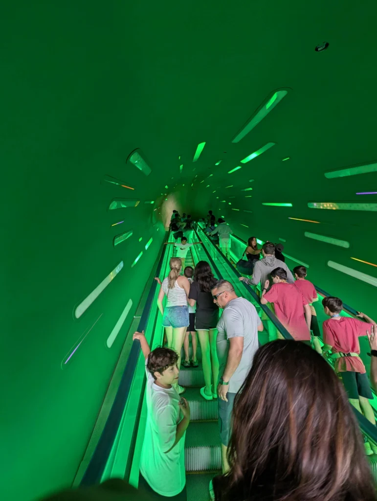 Túnel verde iluminado na entrada da Super Nintendo World do Epic Universe