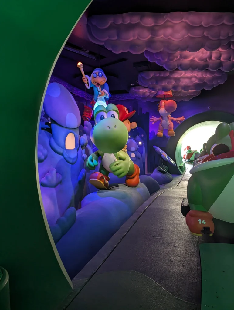 Cenário interno de Yoshi’s Adventure com Yoshi e Kamek no Epic Universe
