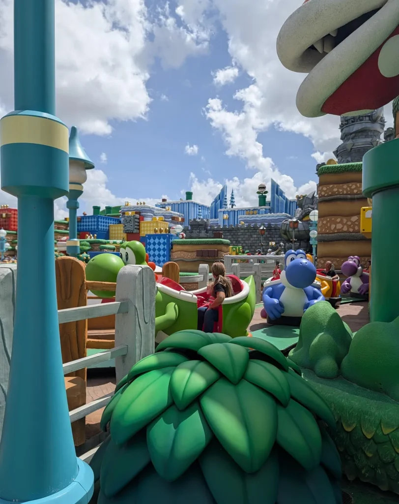 Carrinhos coloridos da atração Yoshi’s Adventure na Super Nintendo World