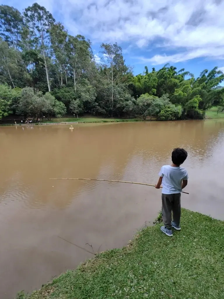Atividade de pesca no lago do Hotel Fazenda Dona Carolina, no interior de SP