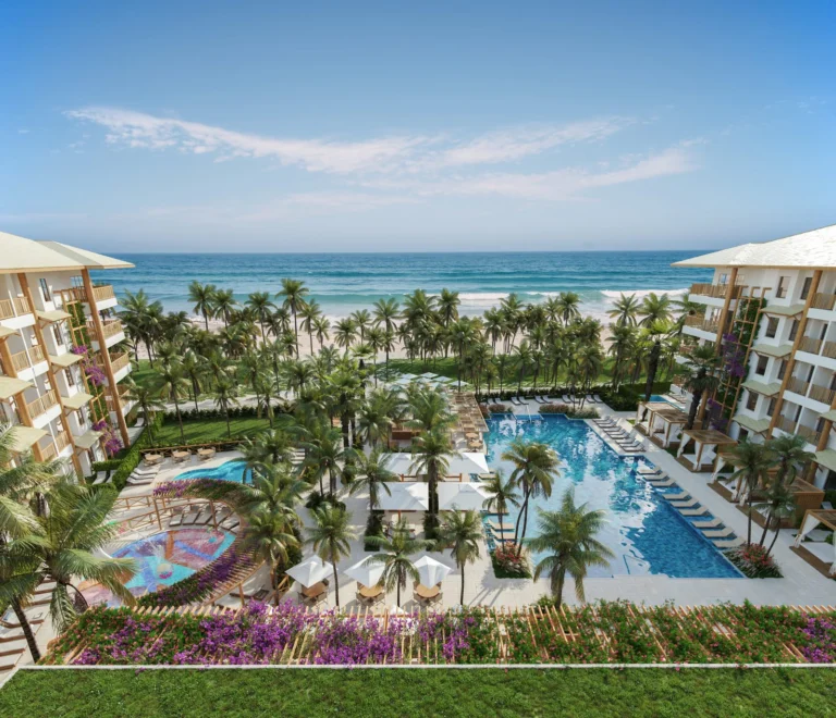 Vista aérea das piscinas e do mar no Ohana Beach Park Resort, Porto das Dunas, Aquiraz, Ceará
