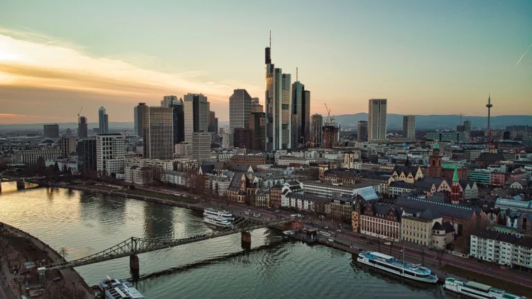 Skyline de Frankfurt e o rio Main