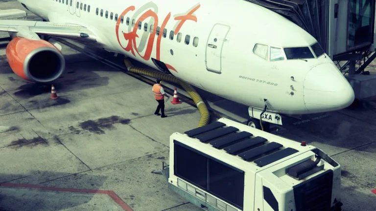 Avião sendo abastecido no Aeroporto de Congonhas, em São Paulo (CGH)
