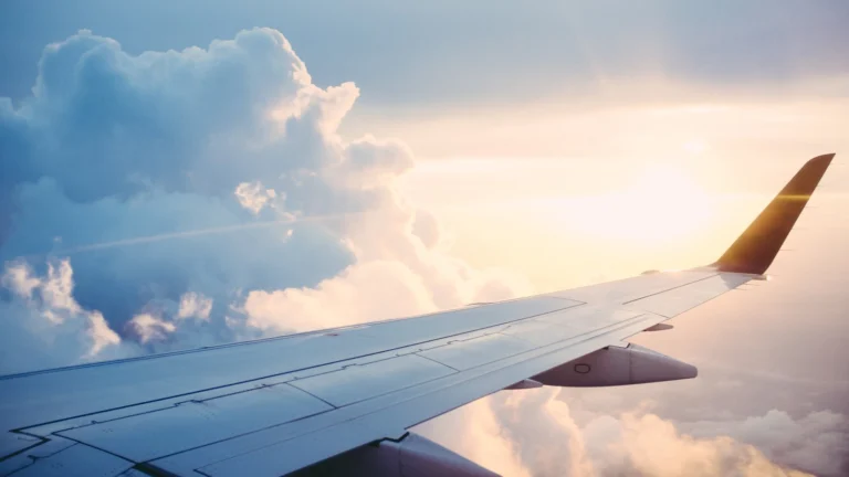 Vista da asa de um avião sobre as nuvens