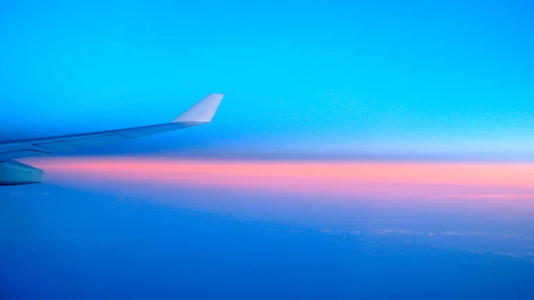 Avião no céu ao entardecer