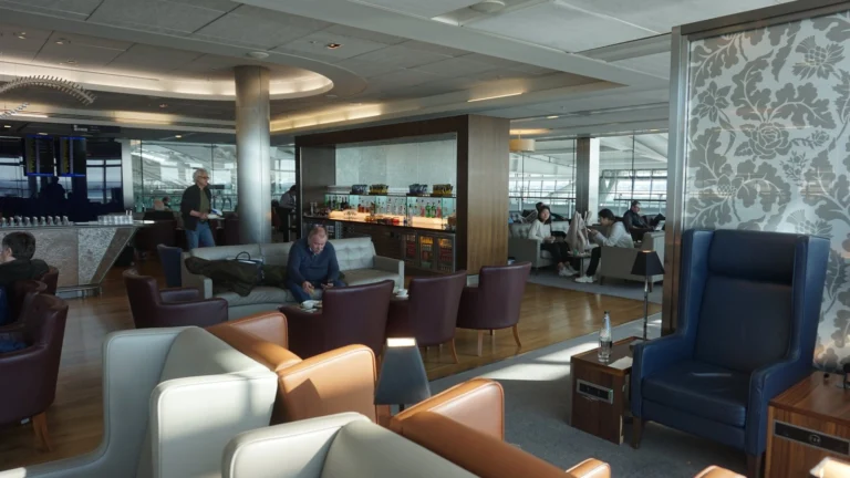 Interior de uma sala VIP de aeroporto