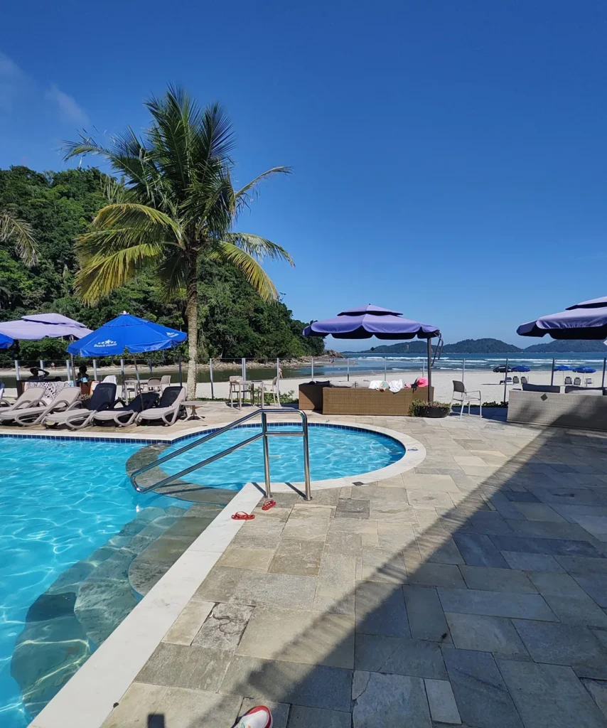 Piscina aquecida do Juquehy Praia Hotel com área rasa para crianças e vista para a praia