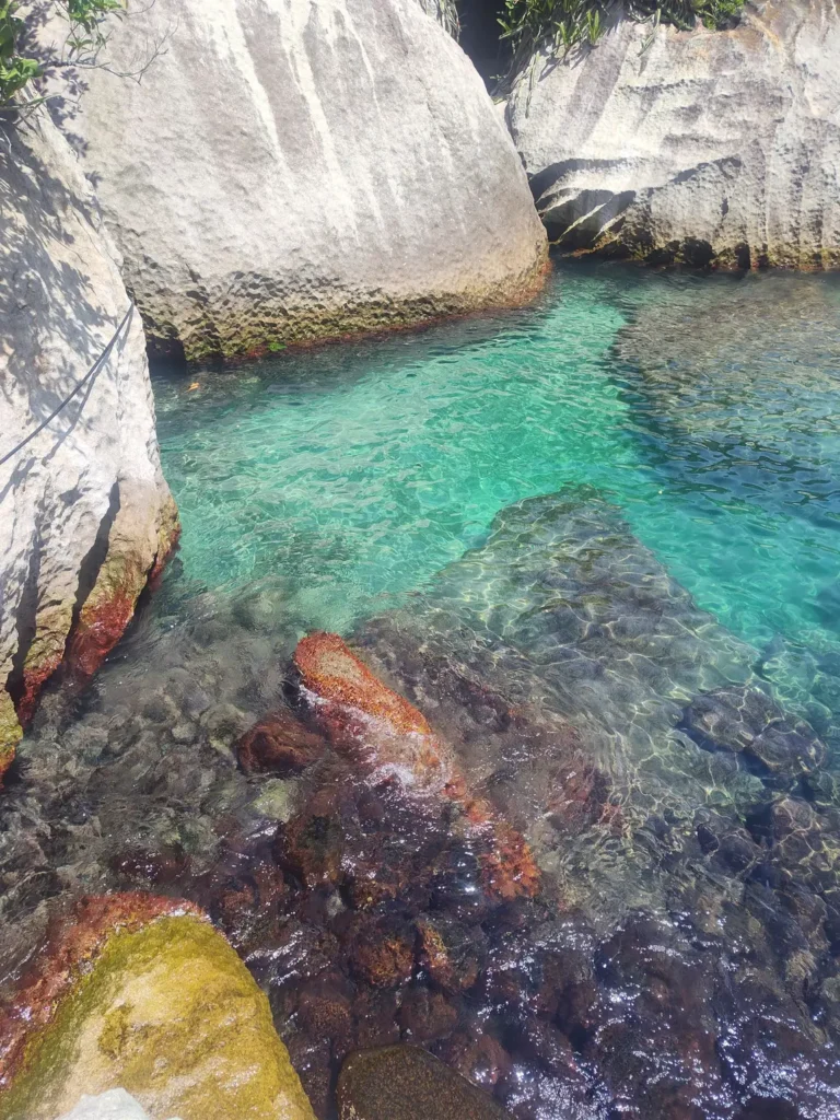 Piscina natural de água cristalina entre os costões perto de Juquehy