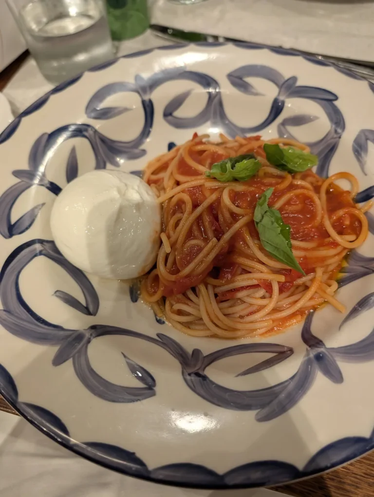 Espaguete ao pomodoro com burrata, no restaurante La Pizza e La Pasta do Eataly Aventura, Miami. Foto própria, 2026.