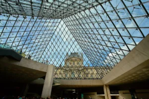 Piramide de vidro do Louvre, no patio do museu, em Paris