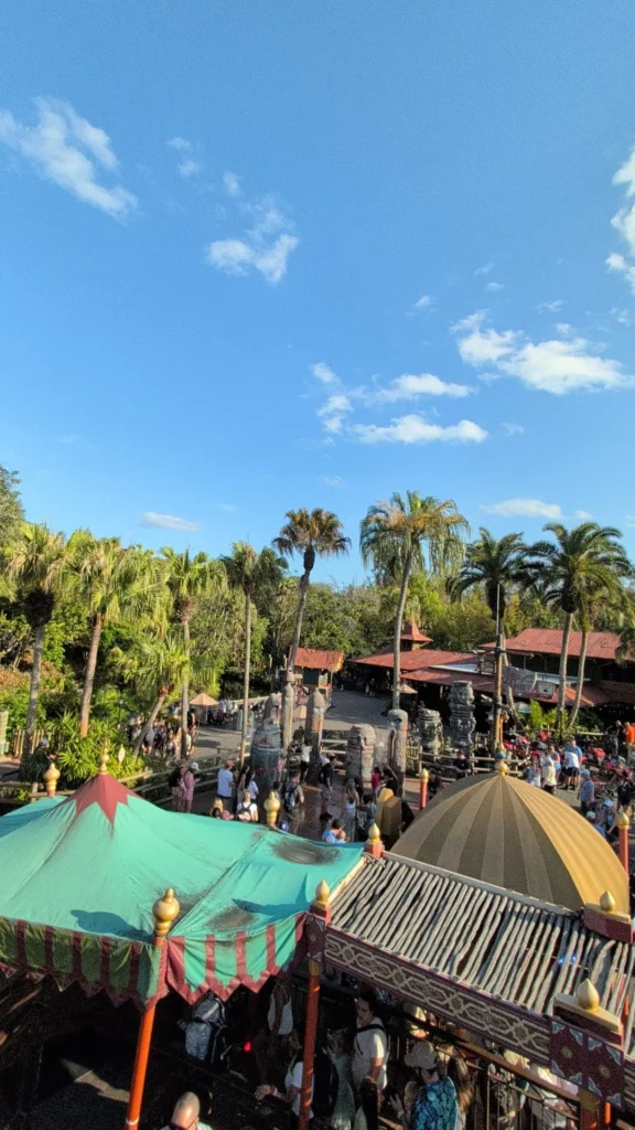 Adventureland vista do alto no Magic Kingdom, com palmeiras e telhados temáticos