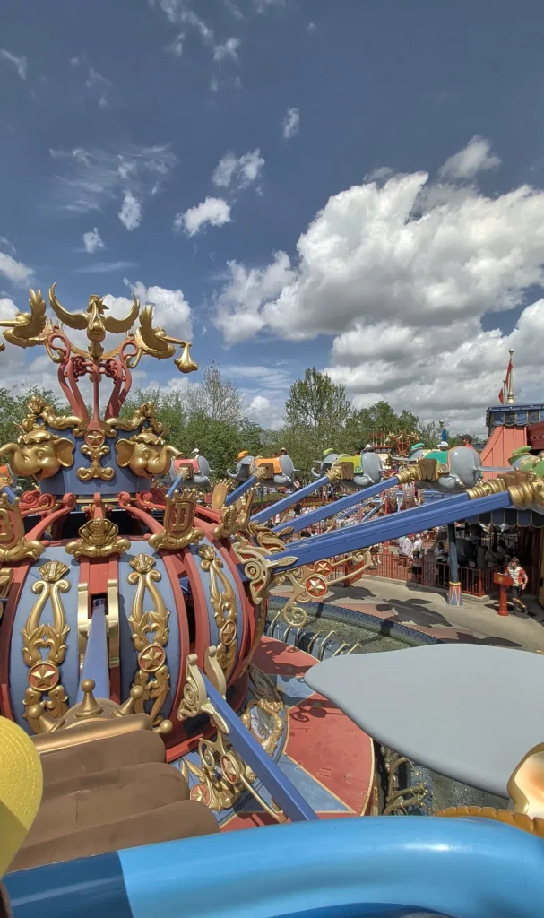 Dumbo the Flying Elephant em movimento na Fantasyland do Magic Kingdom