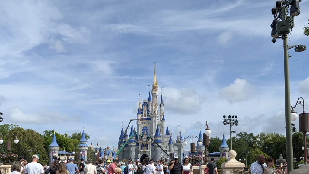 Castelo da Cinderela visto da Main Street no Magic Kingdom, em Orlando