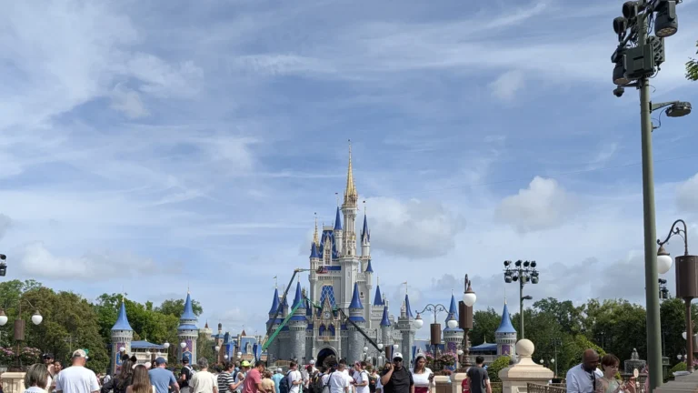 Castelo da Cinderela visto da Main Street no Magic Kingdom, em Orlando