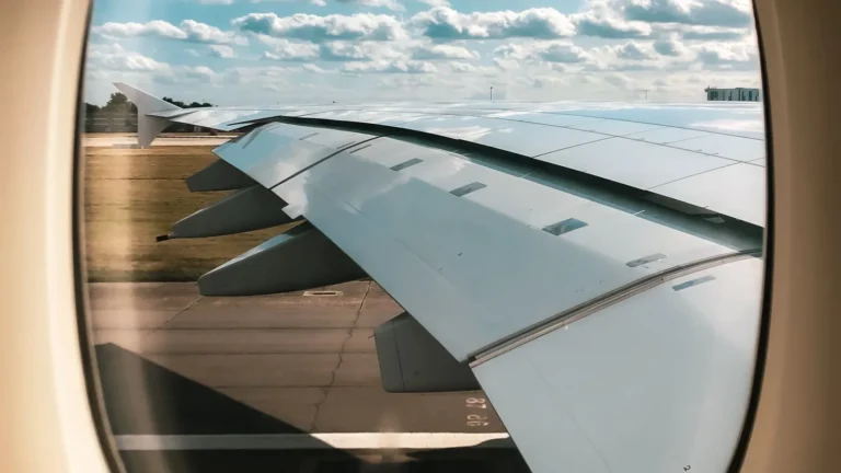 Vista da janela do avião sobre as nuvens, ilustrando viajar com milhas
