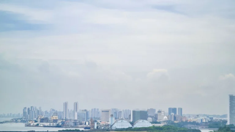 Vista do skyline de Recife junto ao litoral de Pernambuco