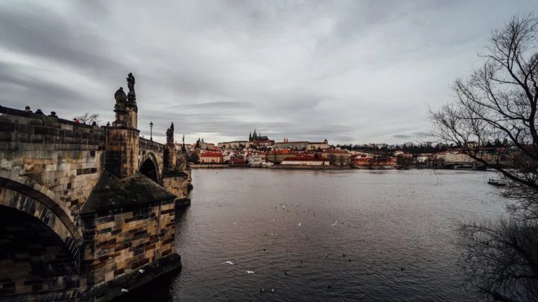 A Ponte Carlos sobre o rio Vltava, com o Castelo de Praga ao fundo