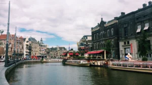 Amsterdã com pontos e milhas: canais, museus e o guia da cidade