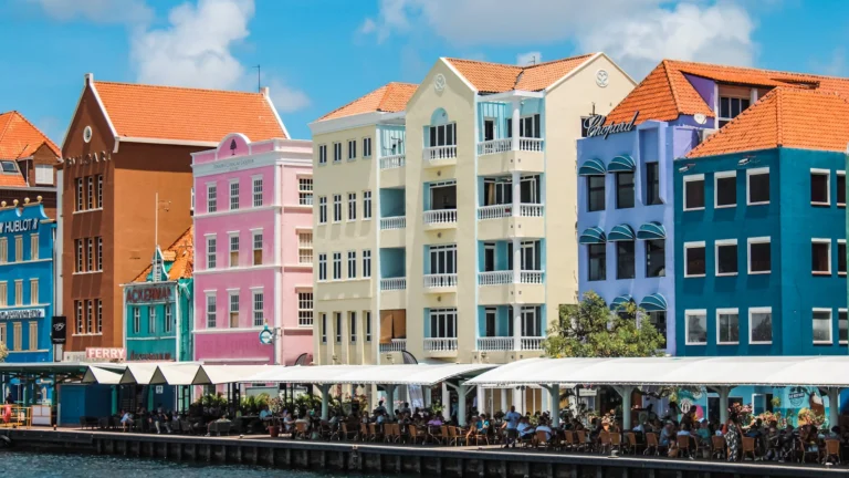 O casario colorido da Handelskade à beira d agua em Willemstad, Curaçao