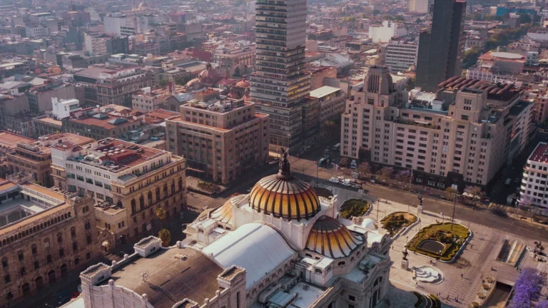 Vista aérea do centro da Cidade do México com o Palácio de Belas Artes e a Torre Latino-Americana