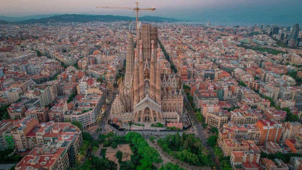 Vista aérea da Sagrada Família e da cidade de Barcelona