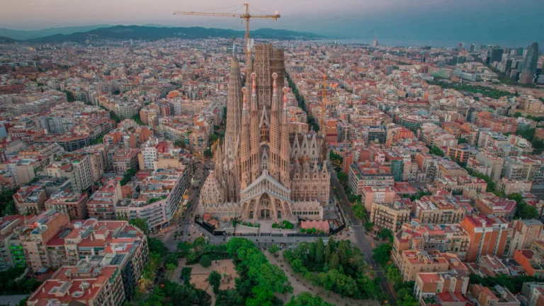Vista aérea da Sagrada Família e da cidade de Barcelona