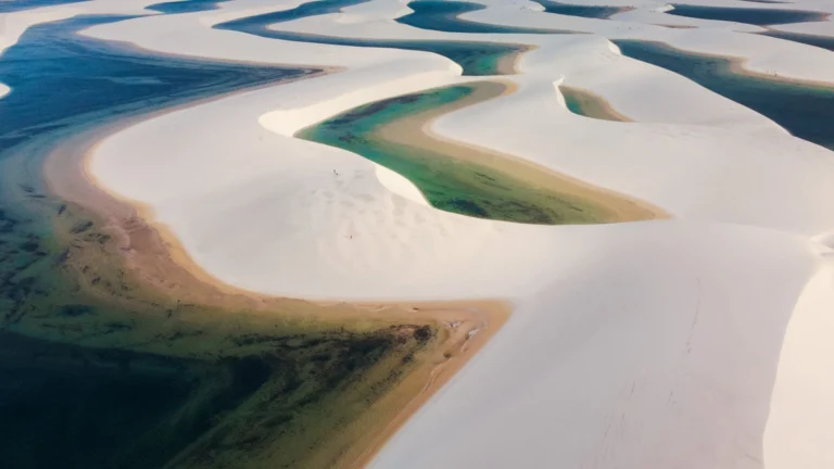 Vista aérea das dunas de areia branca e lagoas azul-esverdeadas do Parque Nacional dos Lençóis Maranhenses, no Maranhão.