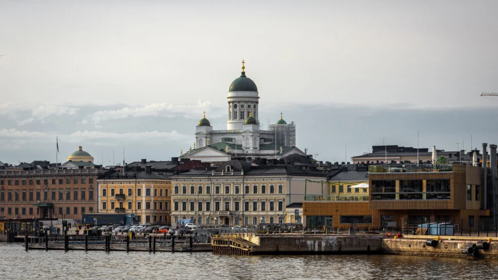 A Catedral de Helsinki, com sua cúpula verde, vista da orla à beira-mar, na Finlândia.