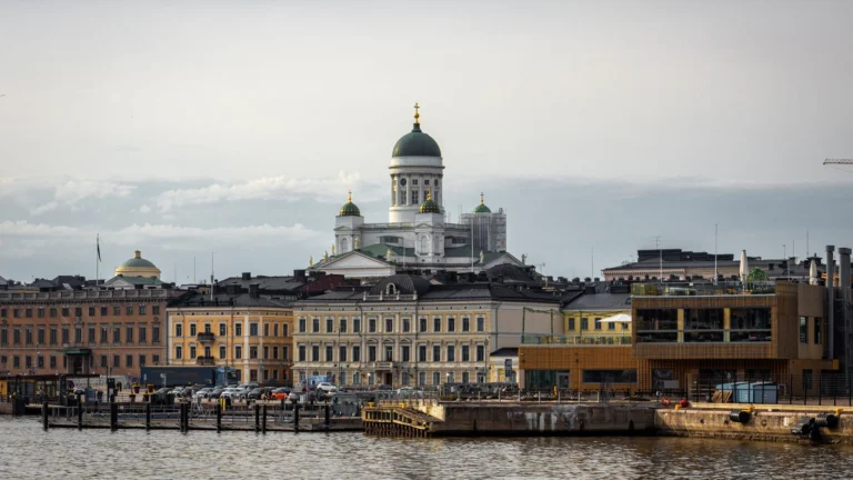 A Catedral de Helsinki, com sua cúpula verde, vista da orla à beira-mar, na Finlândia.