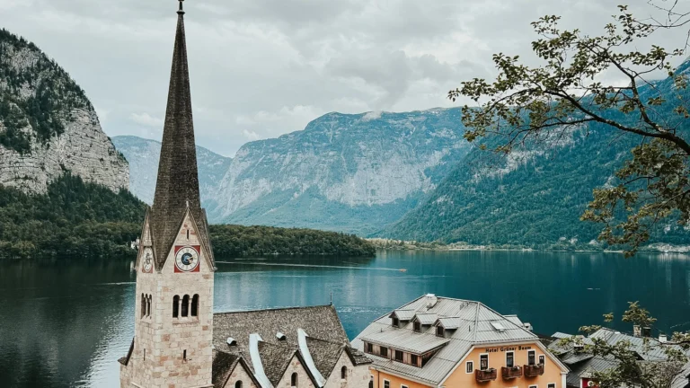 A vila de Hallstatt à beira do lago, nos Alpes austríacos