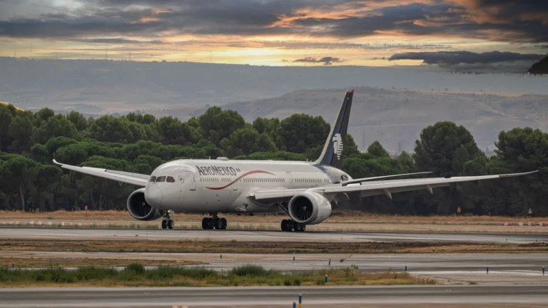 Avião widebody de companhia aérea na pista ao pôr do sol, pronto para a operação no aeroporto.