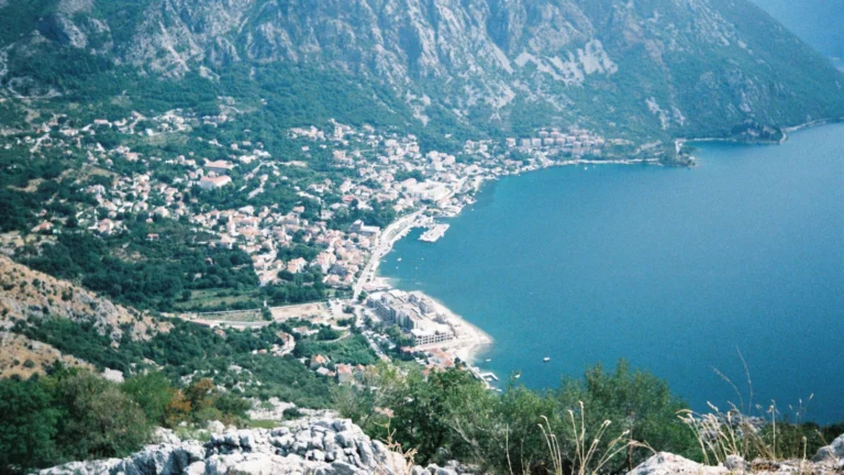 Vista aérea da Baía de Kotor, em Montenegro