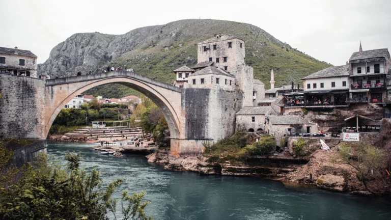 A Ponte Velha (Stari Most) sobre o rio Neretva, em Mostar