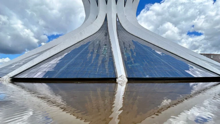 A Catedral de Brasília, de Oscar Niemeyer, refletida no espelho d agua