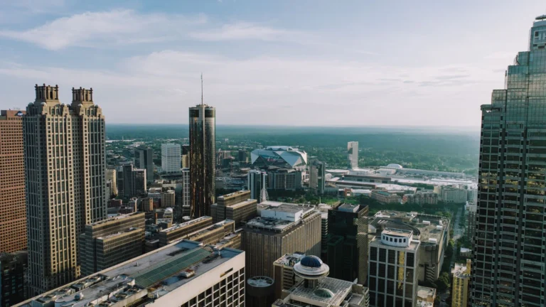 Vista aérea do skyline do centro de Atlanta, na Geórgia (EUA), com seus arranha-céus sob céu claro durante o dia.