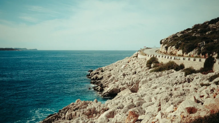 Estrada sinuosa a beira-mar no Mediterraneo, Europa de carro