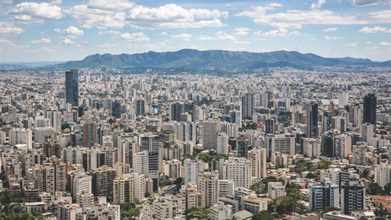 O skyline de Belo Horizonte com a Serra do Curral ao fundo