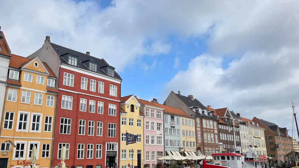 O casario colorido de Nyhavn à beira d agua em Copenhague