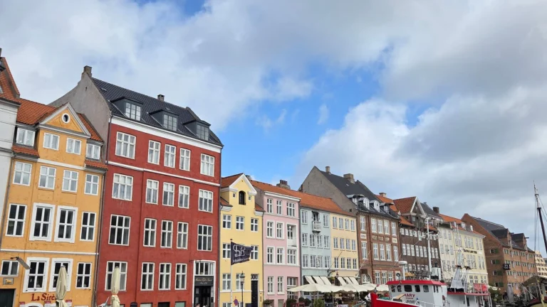 O casario colorido de Nyhavn à beira d agua em Copenhague