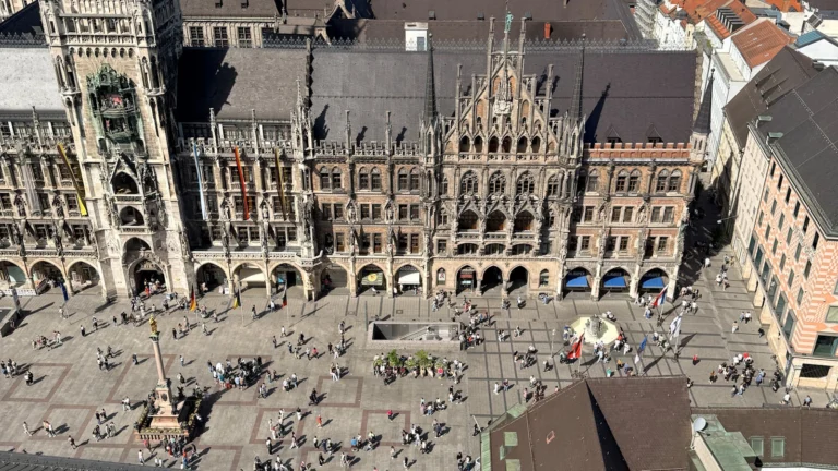 Vista aérea da Marienplatz e do Neues Rathaus, no centro de Munique