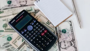 Passagem com milhas é grátis? Entenda as taxas e sobretaxas