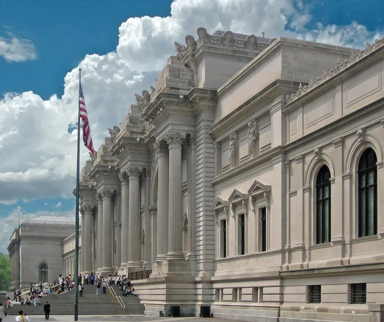 Fachada e entrada do Metropolitan Museum of Art, na Quinta Avenida, Nova York