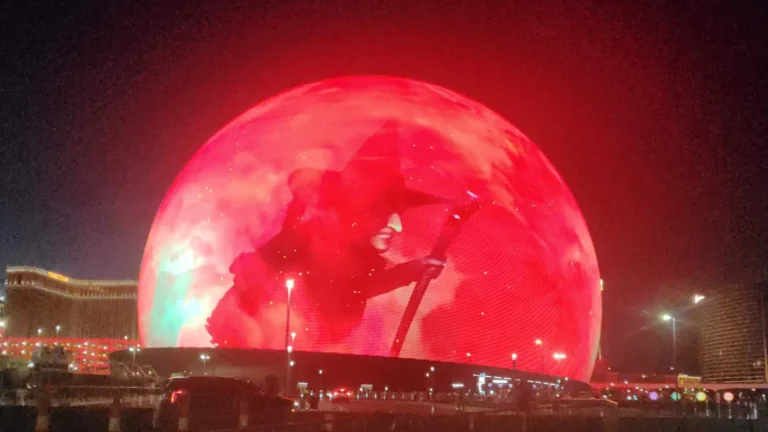 The Sphere, em Las Vegas, iluminada de vermelho à noite. Foto própria, 2026.