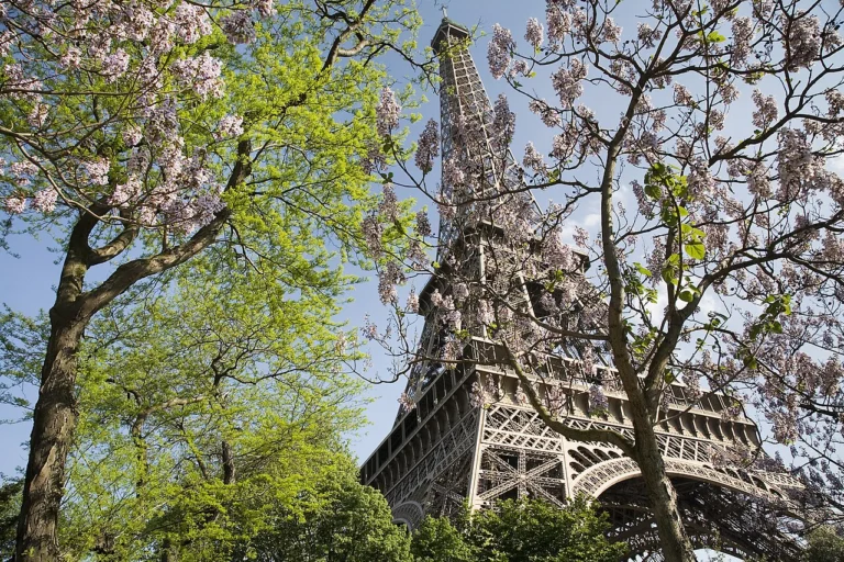 Torre Eiffel vista do Champ de Mars na primavera, em Paris
