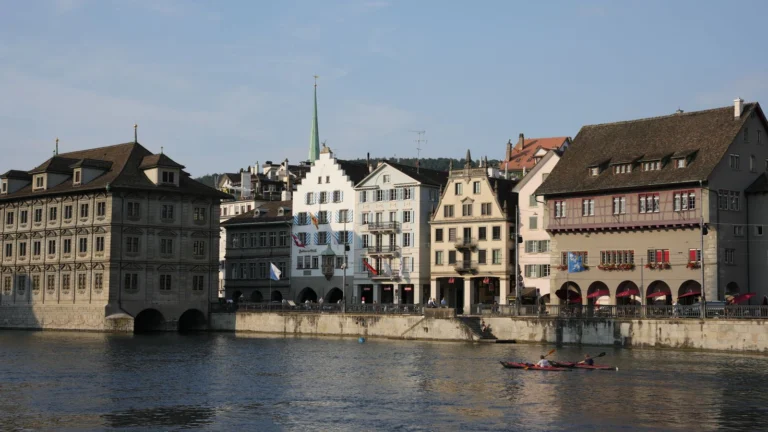 Vista da Cidade Velha de Zurique e do rio Limmat