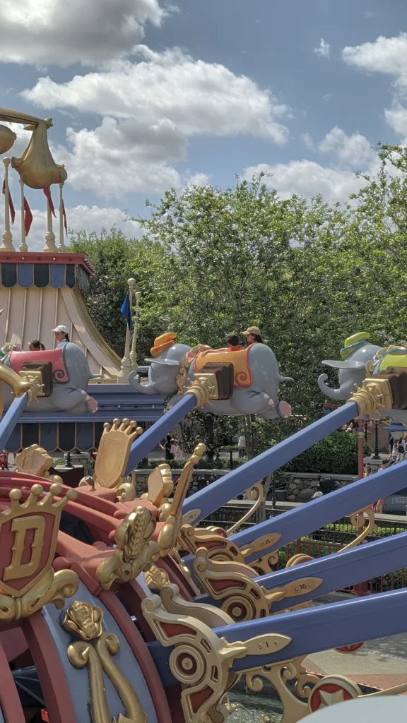 Elefantes voadores da atração Dumbo the Flying Elephant em Storybook Circus, Fantasyland, Magic Kingdom. Foto própria, março de 2026.