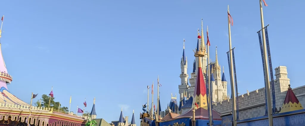 Fantasyland no fim da tarde no Magic Kingdom, com o carrossel à esquerda e as torres do castelo da Cinderela ao fundo. Foto própria, março de 2026.